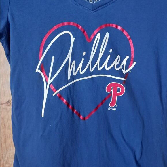 47 Brand Philadelphia Phillies Team Logo V neck Tee shirt Size Small - Picture 2 of 7